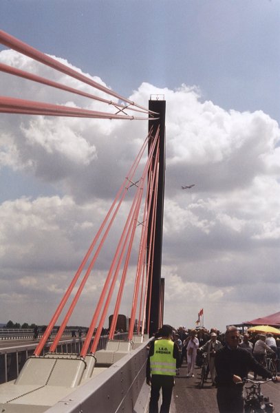 Flughafenbrücke während des Brückenfestes 
