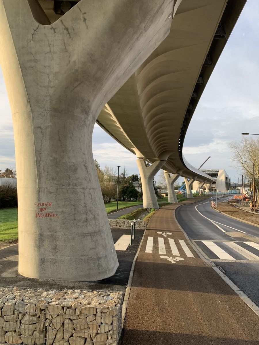 Hochbahnbrücke der Linie B der Metro von Rennes 