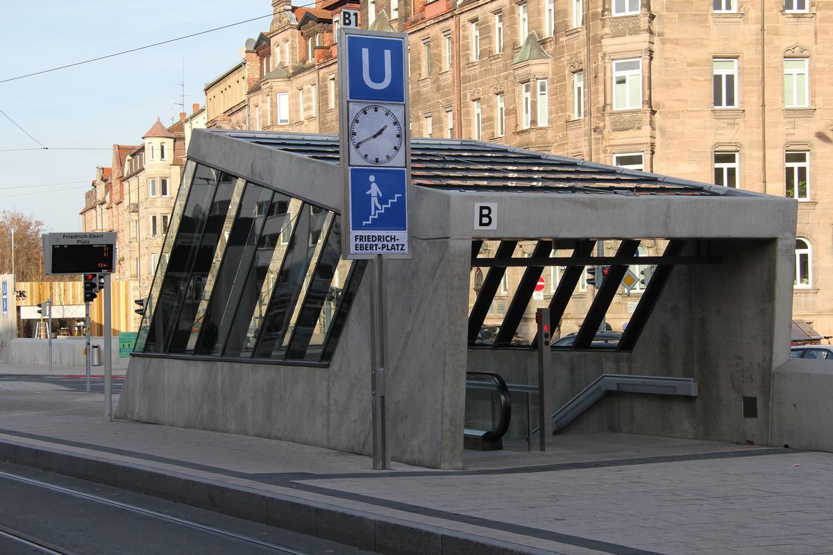 Nürnberg, U-Bahn-Station Friedrich-Ebert-Platz, Zugang von der Straßenbahnhaltestelle in der Platzmitte Nürnberg, U-Bahn-Station Friedrich-Ebert-Platz, Zugang von der Straßenbahnhaltestelle in der Platzmitte