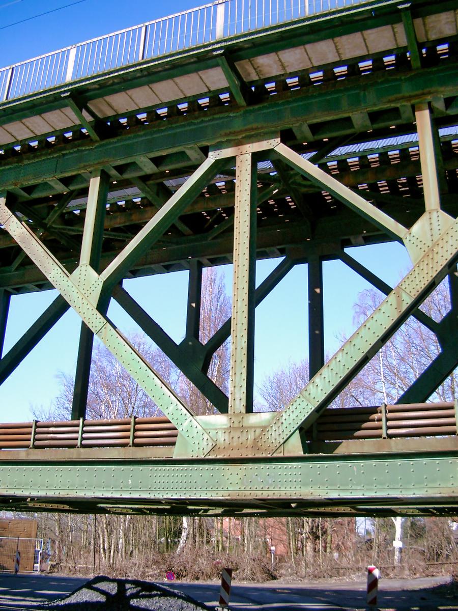 Pont-rail sur la Ruhr à Essen-Kettwig 