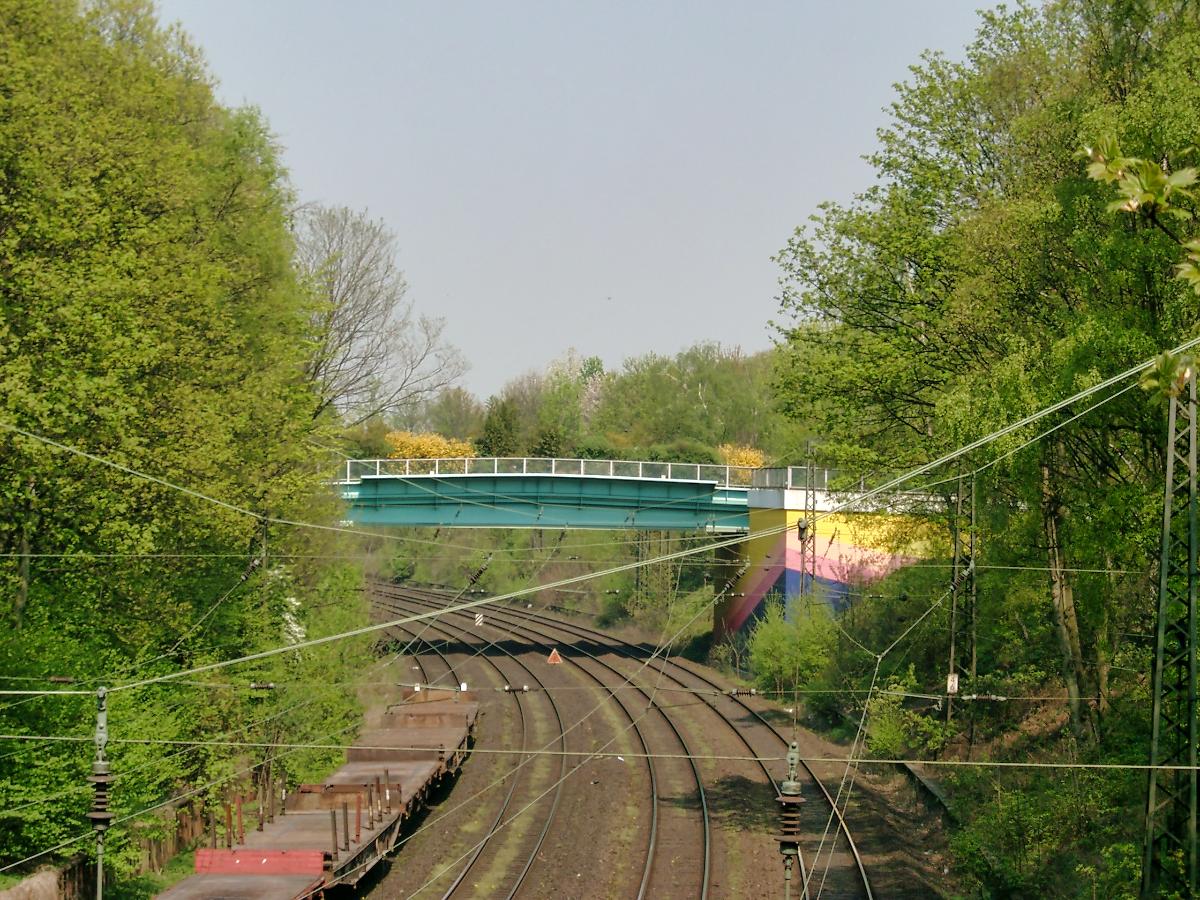 Brücke im Duisburger Zoo über die Eisenbahn 