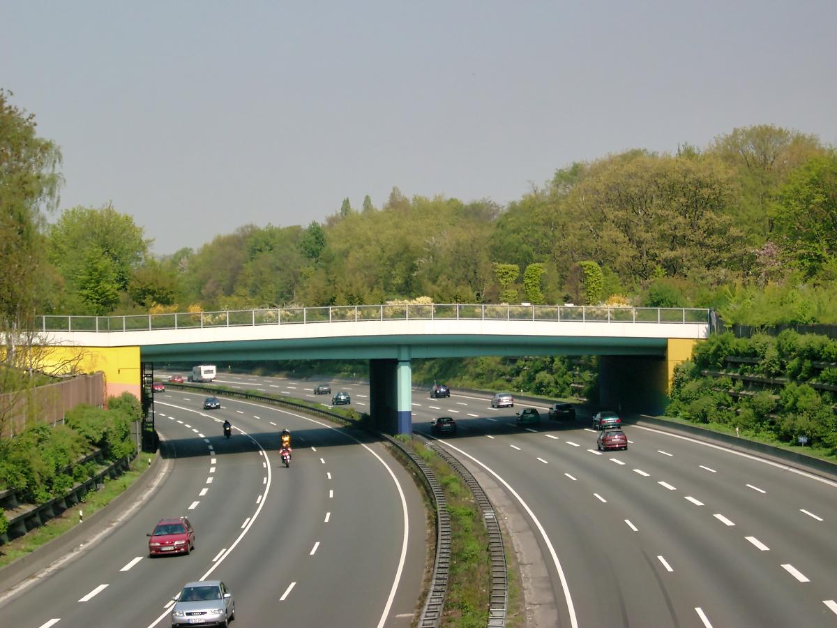 Brücke im Duisburger Zoo über die Autobahn 