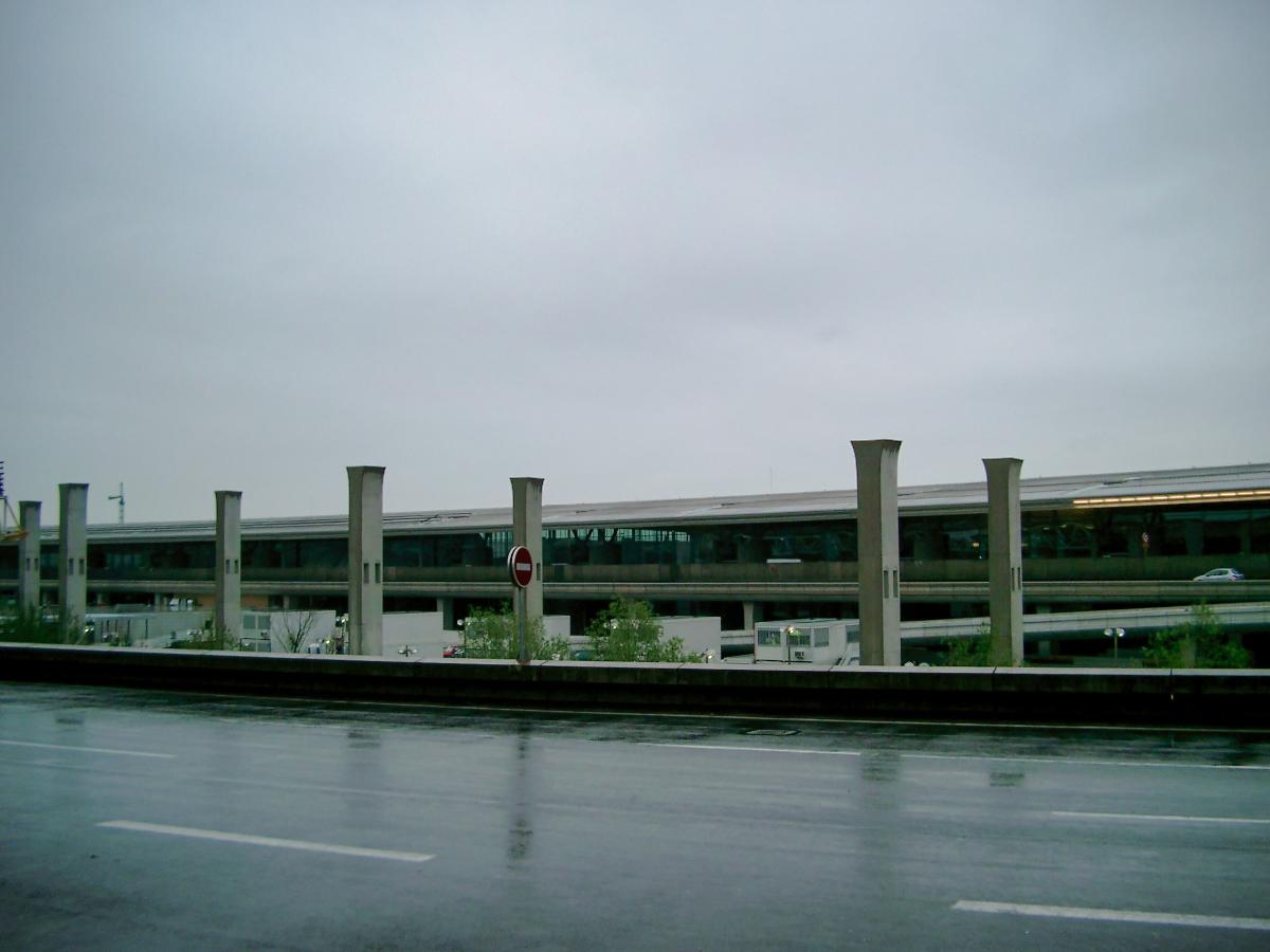 Flughafen Paris-Charles de Gaulle Zubringerrampe im Bau vor dem fast fertiggestellten Terminal 2E