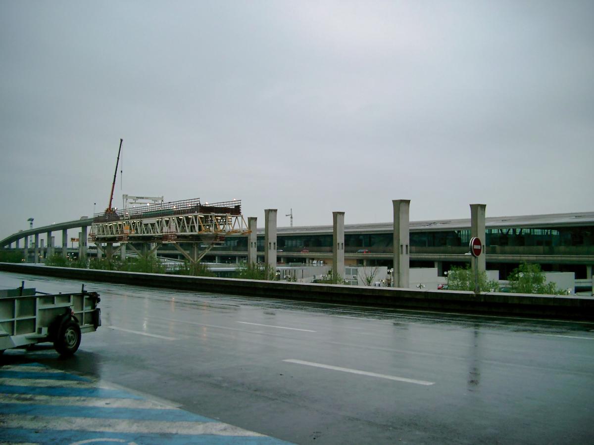Flughafen Paris-Charles de Gaulle Zubringerrampe im Bau vor dem fast fertiggestellten Terminal 2E