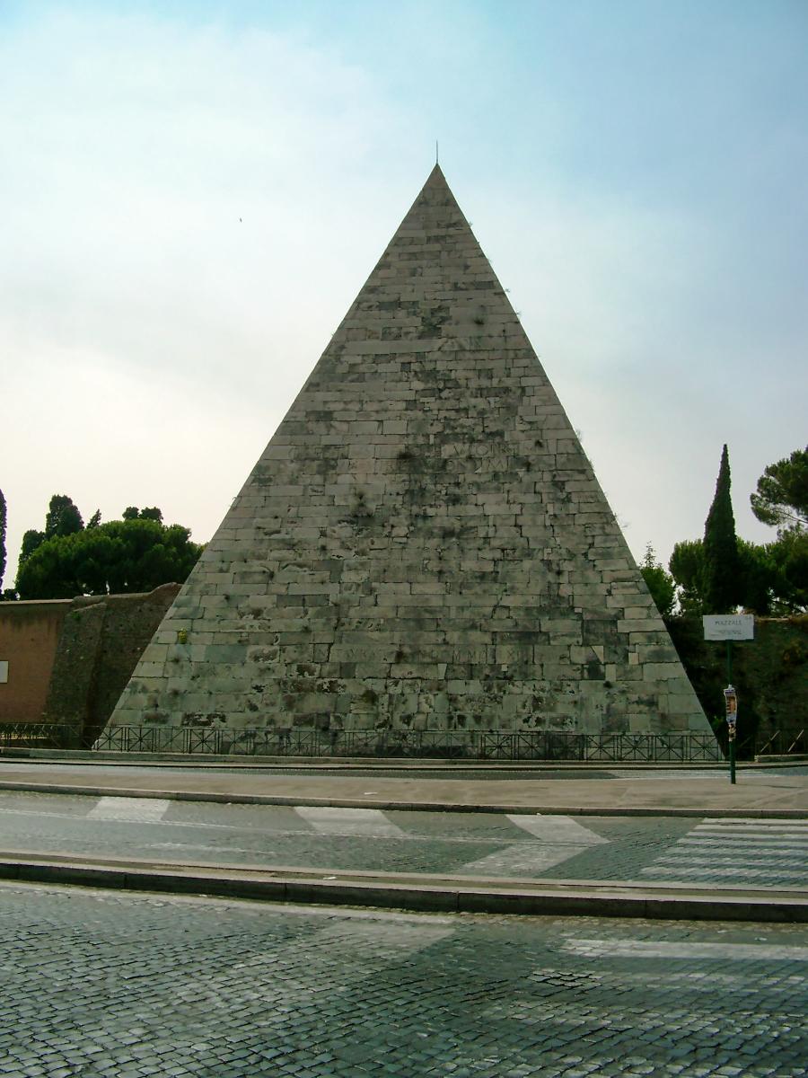 Pyramide de Caius Cestius, Rome 