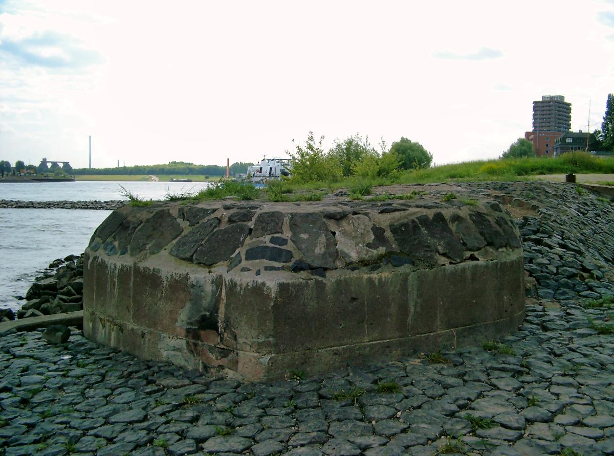 Admiral-Scheer-Brücke, Duisburg. 
Restes probables d'une pile sur la rive droite du Rhin 