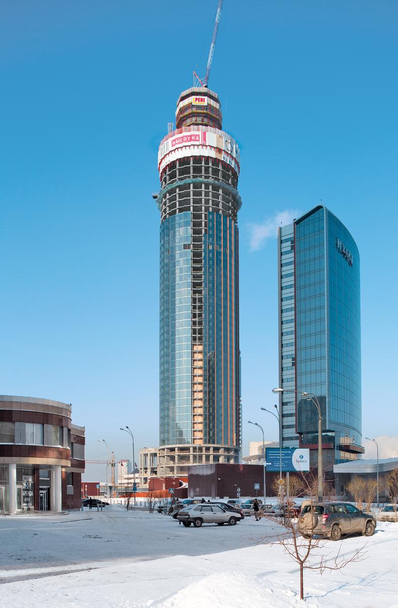 Media File No. 225620 The ISET Tower in Yekaterinburg is characterized
by its external shape. PERI planned a
comprehensive, crane-independent concept of
the climbing formwork required on the elevator
shafts and core walls, as well as the climbing
protection panel on the building´s outer edges