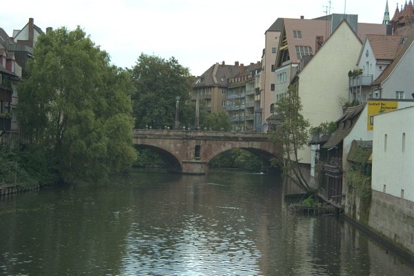 Partie rive gauche de la Karlsbrücke à Nuremberg, Allemagne 