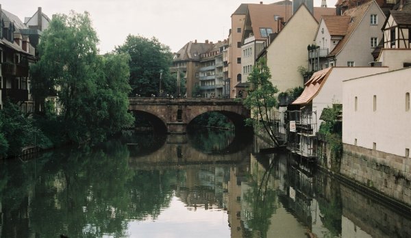 Linksseitiger Teil der Karlsbrücke in Nürnberg, Deutschland 