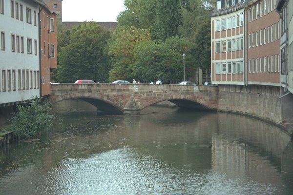 Rechtsseitiger Teil der Karlsbrücke in Nürnberg, Deutschland 