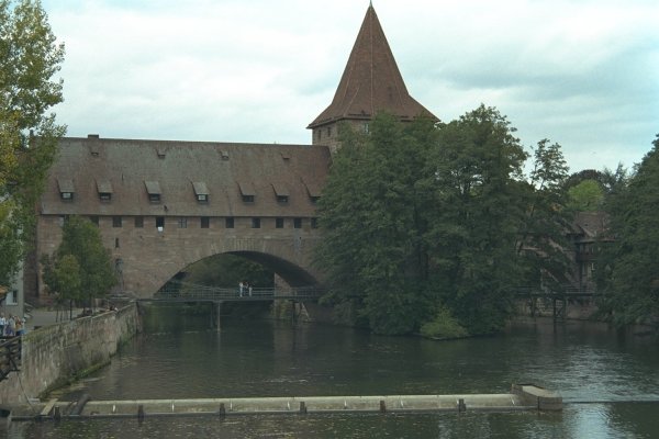 Kettensteg, Nuremberg, avec la Fronveste à l'arrière-plan 