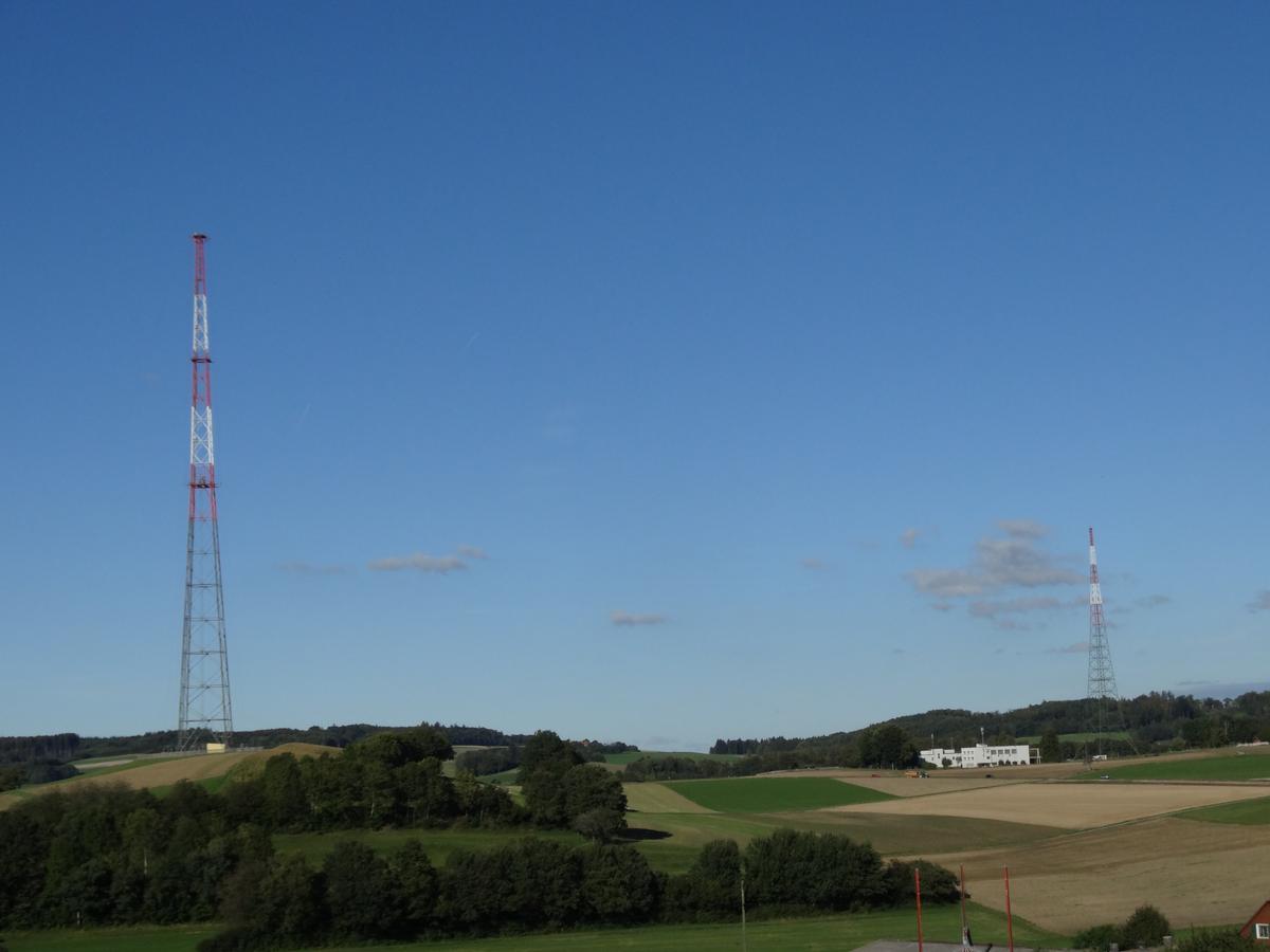Ehemalige Hauptantenne (links) und heute noch erhaltene Reserveantenne (rechts) des Landessenders Sottens 
