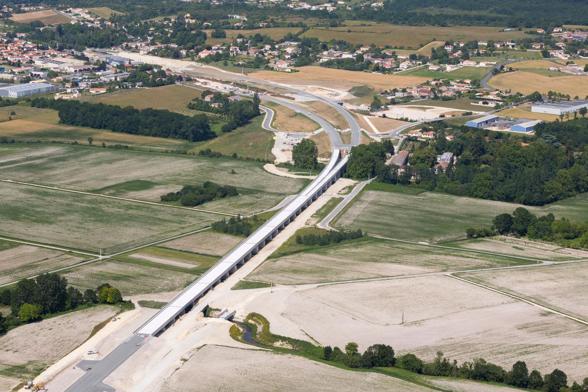 Estacade de la Couronne − TGV South-Europe-Atlantic 