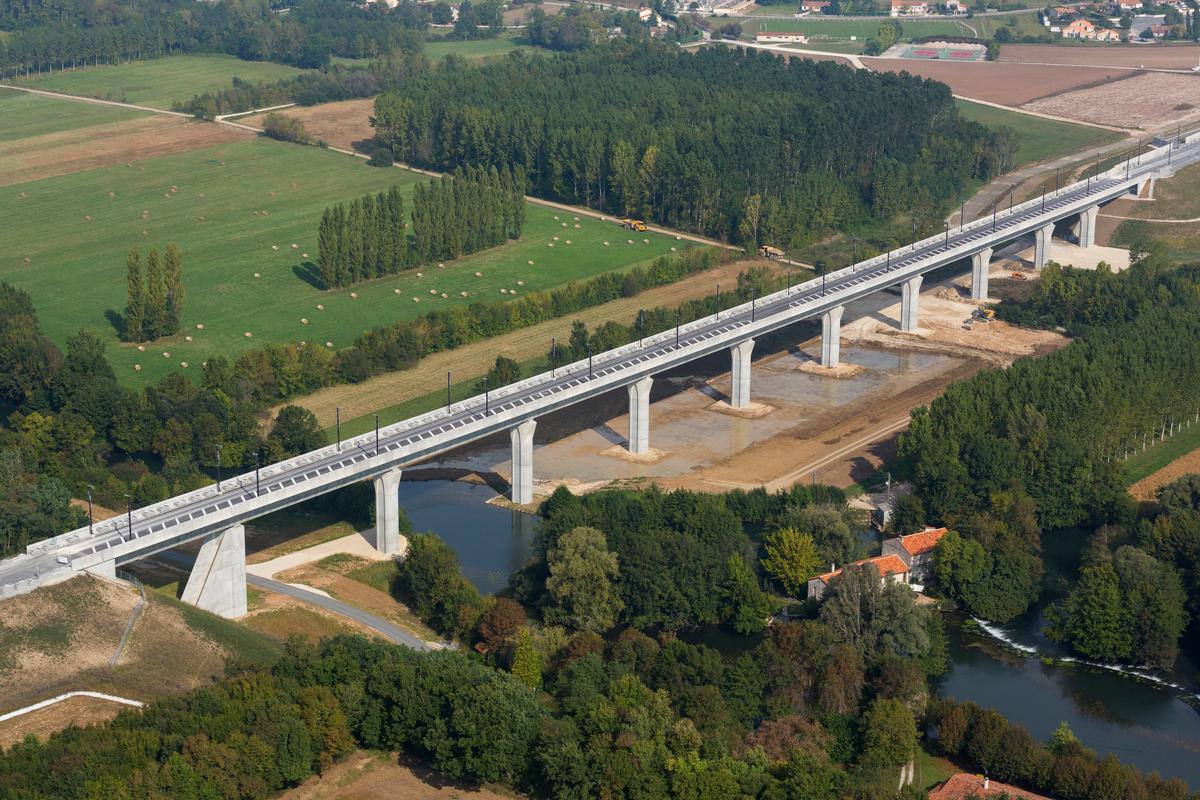 Viaduc de la Charente Nord − TGV Süd-Europa-Atlantik 