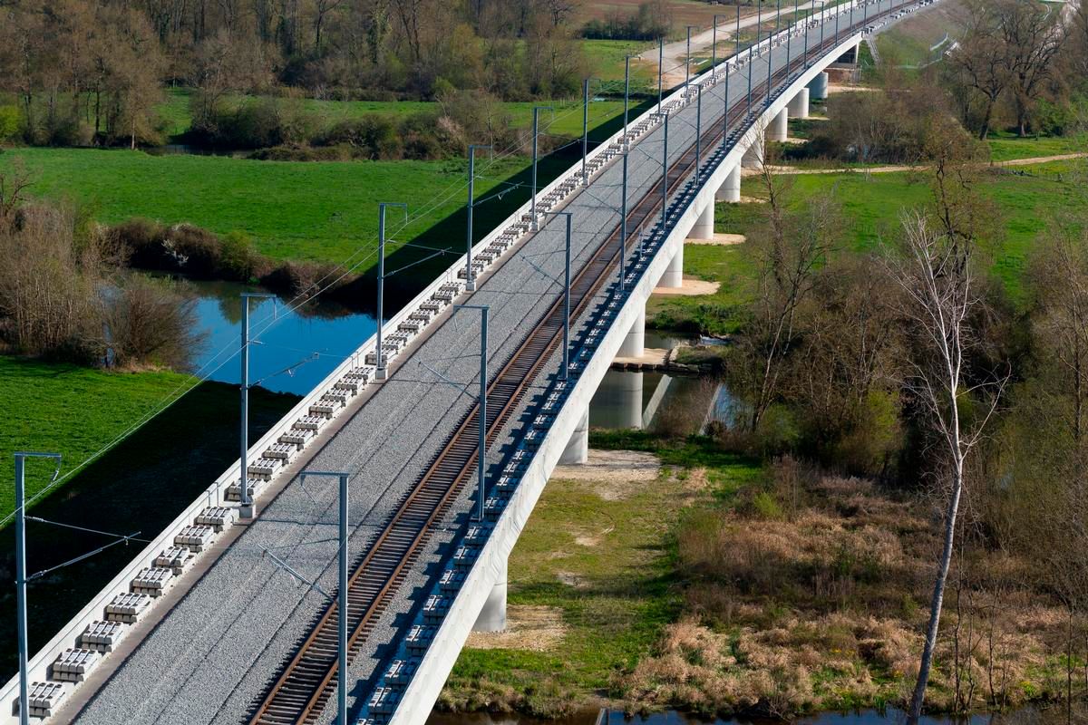 Viaduc de la Charente Médiane − TGV Süd-Europa-Atlantik 