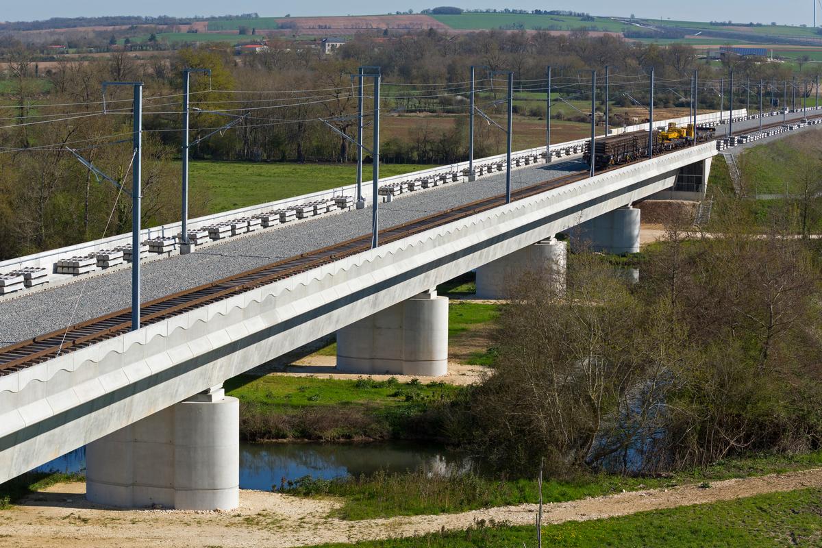 Viaduc de la Charente Médiane − TGV Süd-Europa-Atlantik 