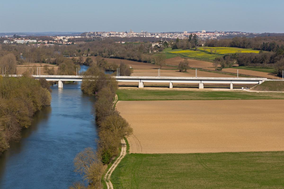 Viaduc de la Charente Sud − TGV Süd-Europa-Atlantik 