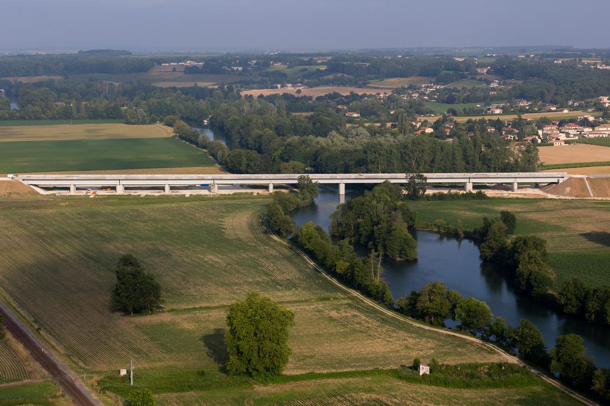 Viaduc de la Charente Sud − LGV Sud-Europe-Atlantique 