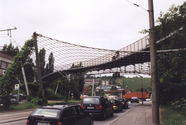 Fußgängerbrücke und Netz am Löwentor in Stuttgart 