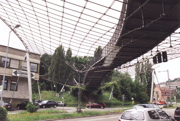 Fußgängerbrücke und Netz am Löwentor in Stuttgart 