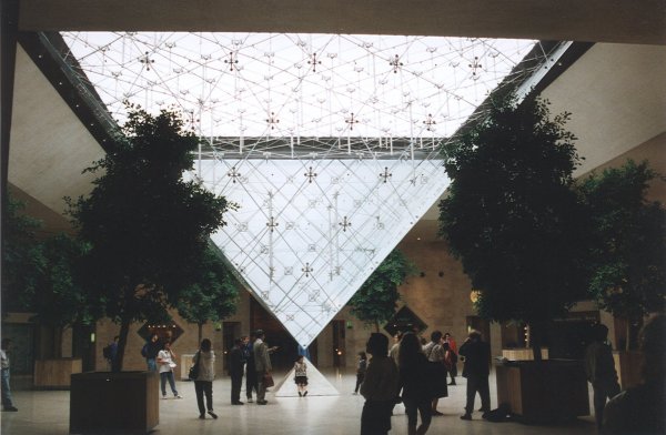 Pyramide inversée du Louvre à Paris 