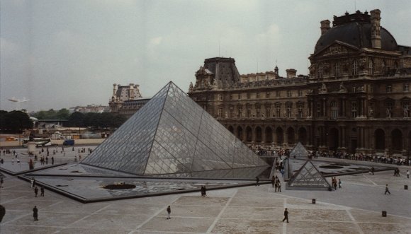Pyramide du Louvre 