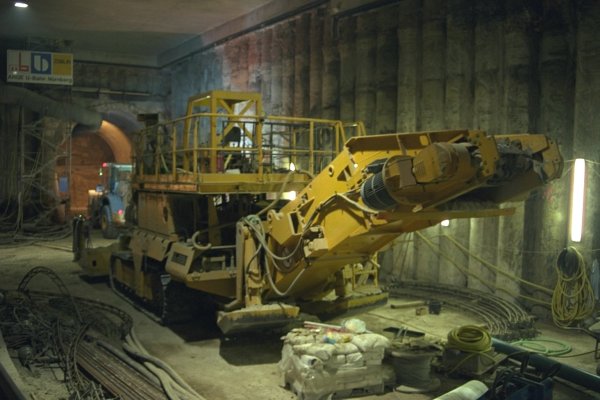 Machine de construction de tunnels dans la station Maxfeld 