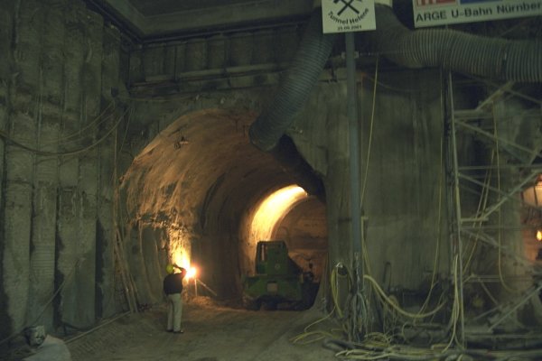 Entrée d'un tunnel à la station Maxfeld 