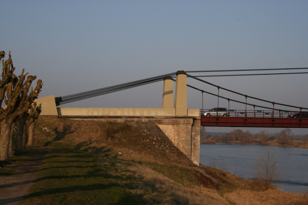 Meung-sur-Loire Suspension Bridge 