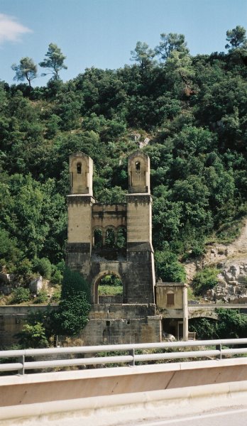 Les tours qui subsitent de l'ancien Pont de Mirabeau, un pont suspendu 