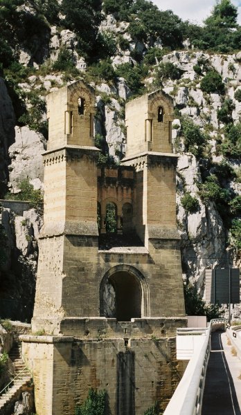 Les tours qui subsitent de l'ancien Pont de Mirabeau, un pont suspendu 