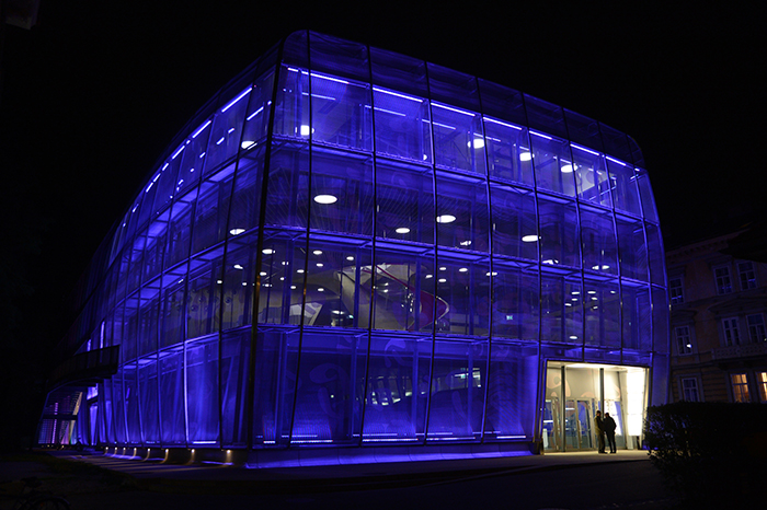 Das am 1. März 2009 eröffnete Haus für Musik und Musiktheater (MUMUTH) der Kunstuniversität Graz in Veranstaltungsbeleuchtung 
