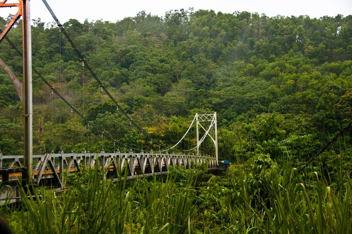 Puente colgante sobre el río Peñas Blancas 