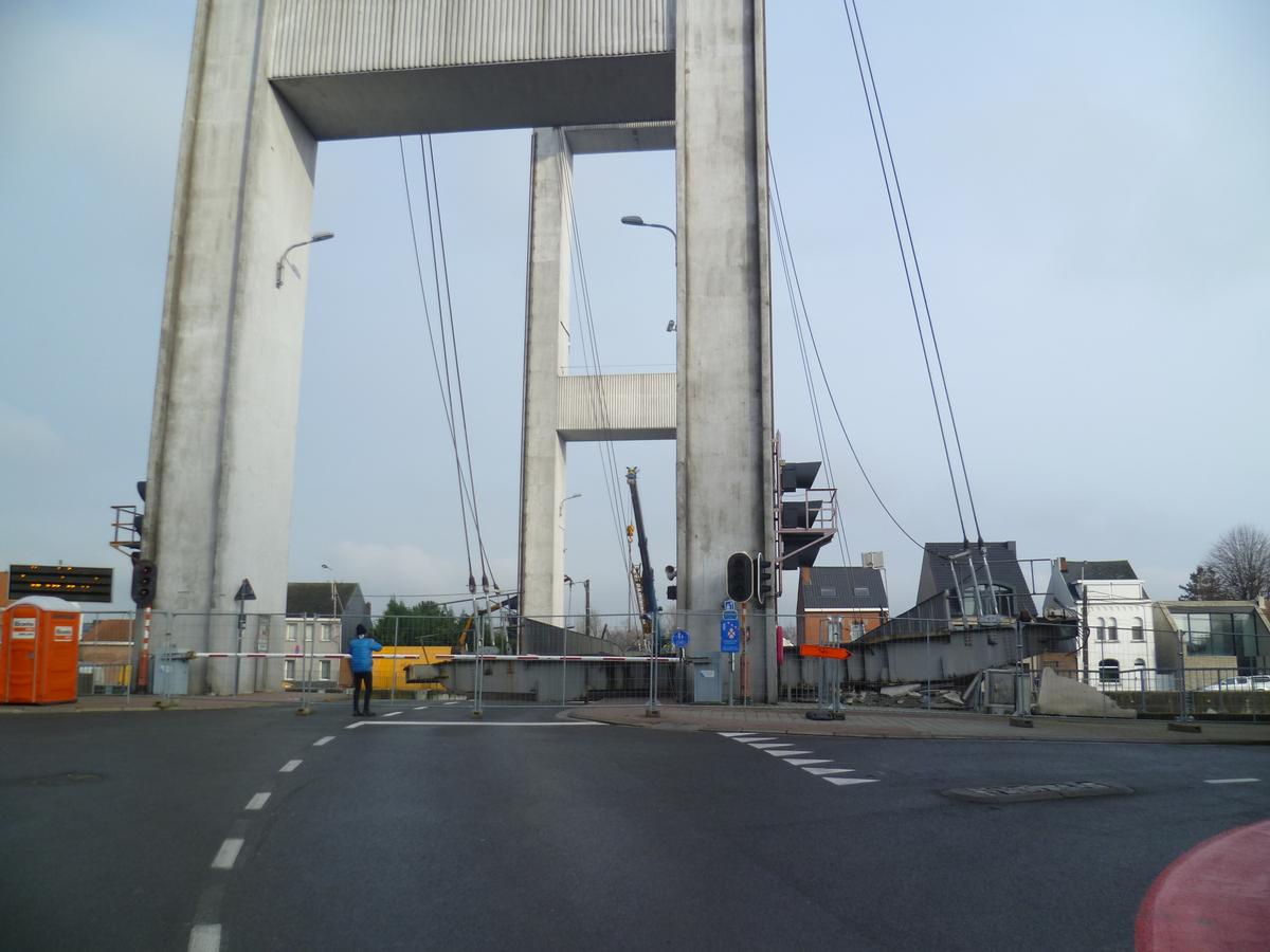 Le pont de Humbeek après avoir été heurté par un bateau le 17 janvier 2019. 