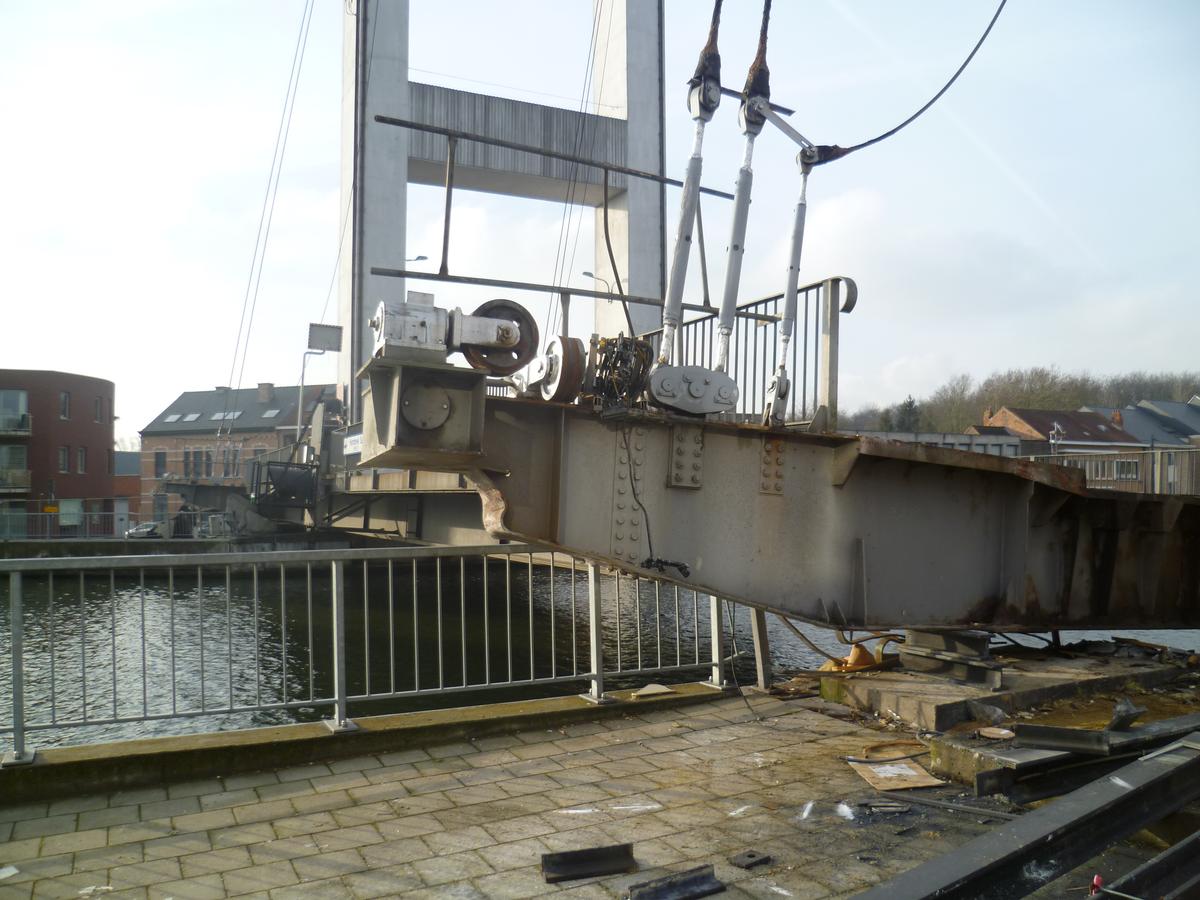 Schäden an der Humbeekbrücke nach dem Schiffsanprall vom 17. Januar 2019. 