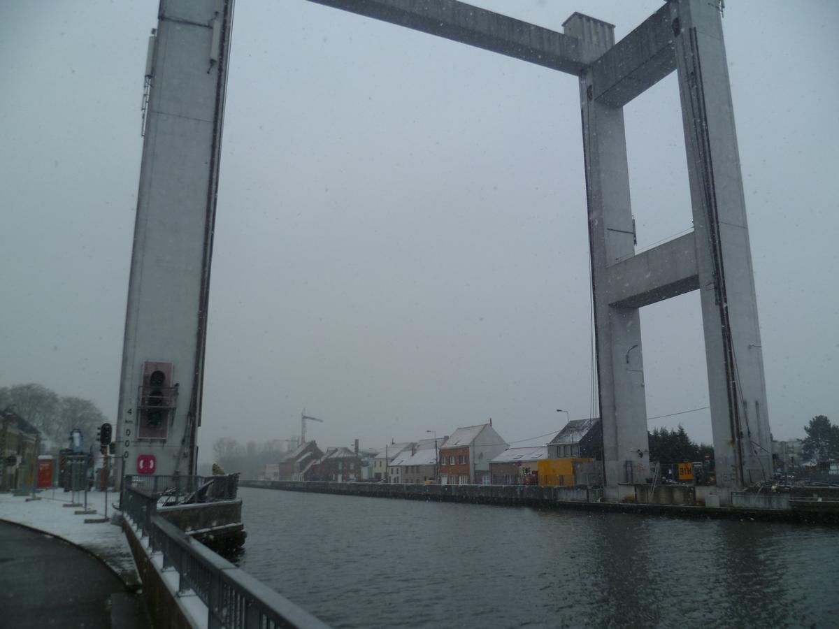Humbeekbrücke Die Humbeekbrücke nach Entfernung der durch Schiffsanprall beschädigten Fahrbahnkonstruktion
