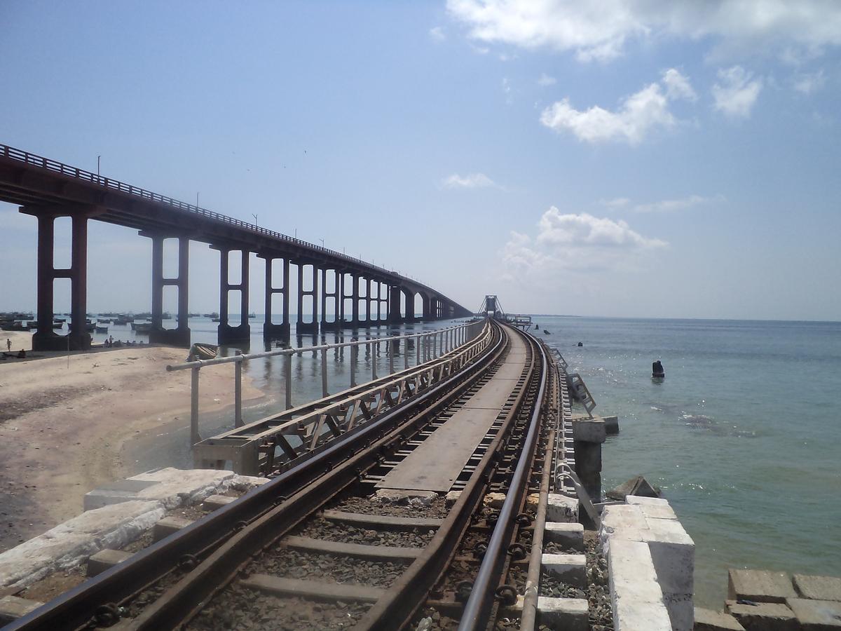 Le pont-rail de Pamban vu de l'appuis sur l'île de Pamban. Le pont-route élevé est visible à gauche 