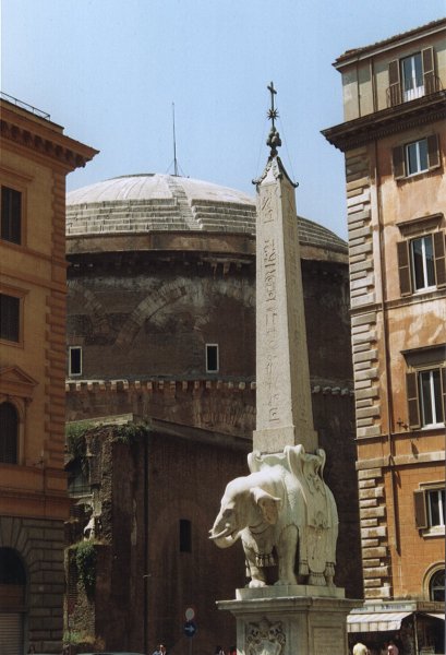 Vue de l'arrière du Panthéon de Rome depuis une place avec obélisque 
