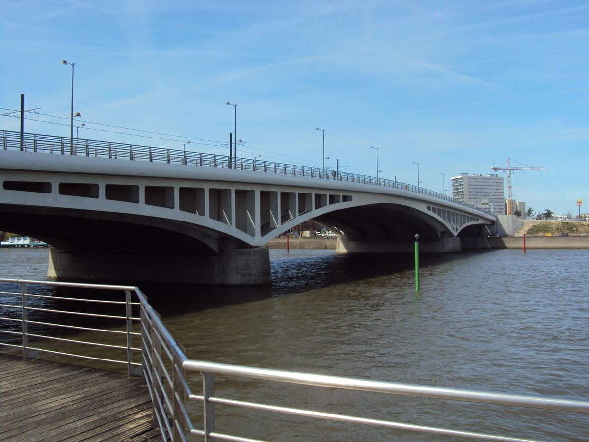 Geh- und Radwegbrücken an der Jacques-Boulloche-Brücke 
