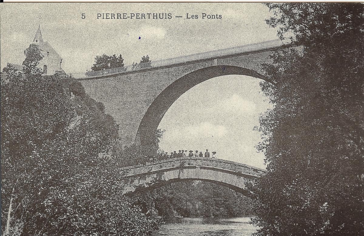 Vieux pont de Pierre-Perthuis 
