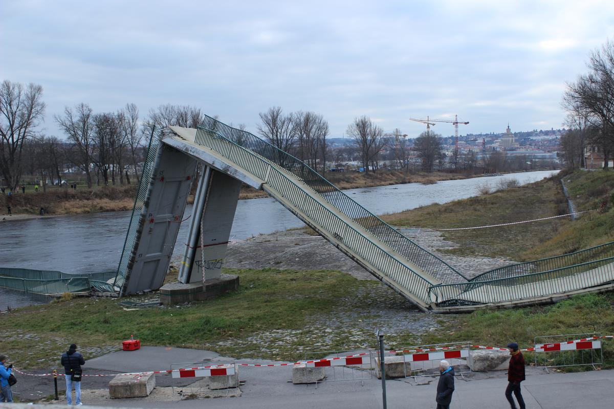 Troja Footbridge after collapsing 