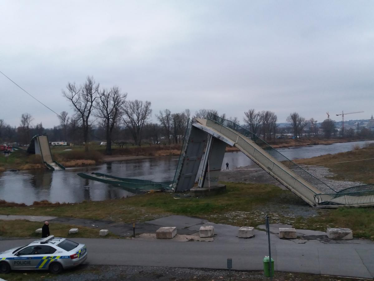 Troja Footbridge after collapsing 