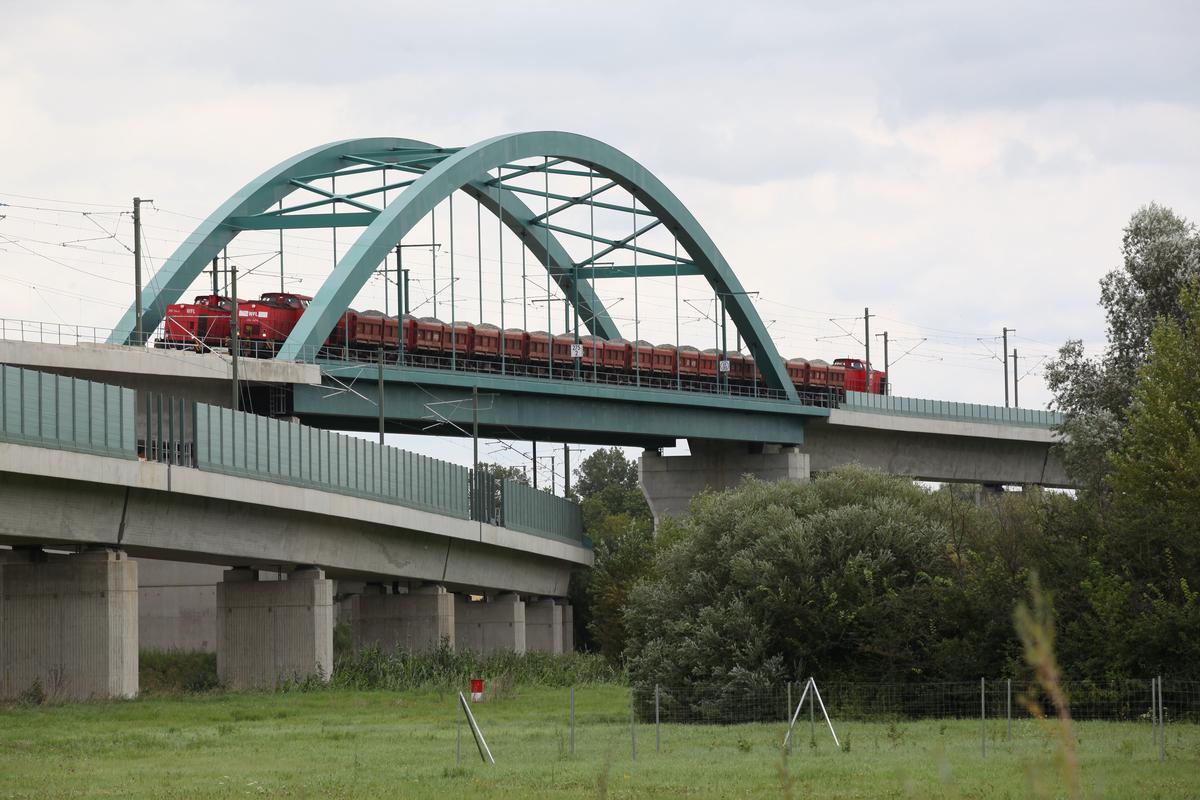 Stabbogenbrücke mit Lastzug 