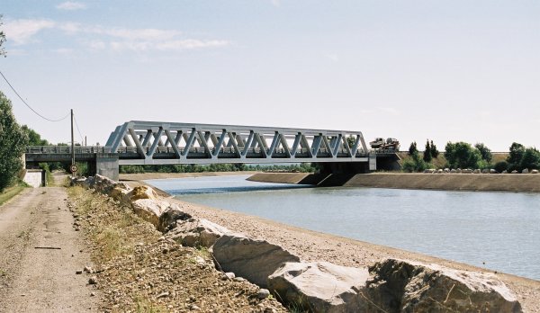 Pont de l'autoroute A 51 sur le Canal EDF à Sainte-Tulle 