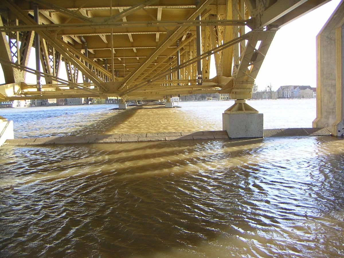 Mediendatei Nr. 223099 Die Vorlandbrücke der Elbbrücke Schönebeck bei einem Hochwasserstand von 6,50 m am Elbpegel Schönebeck (0,57 m geringer als das "Jahrhunderthochwasser" 2002). Blick auf das Tragwerk