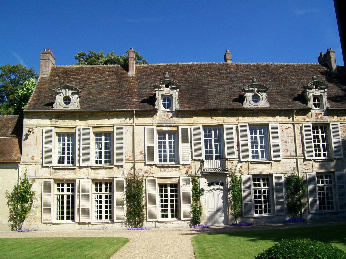 L'hôtel Germain du XVIIe siècle, place Gérard-de-Nerval, est entouré d'un vaste jardin et dispose de plusieurs annexes. 