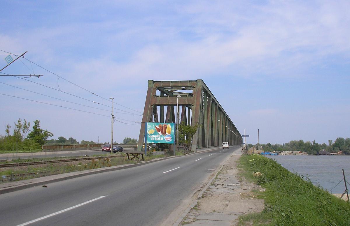 Eisenbahn- und Straßenbrücke über die Donau in Belgrad 
