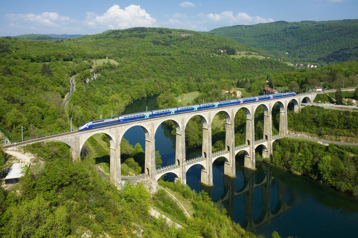 Mediendatei Nr. 250813 Ein TGV Duplex der SNCF überquert den Cize-Bolozon-Viadukt über den Fluss Ain. Der Viadukt ist Teil der Haut-Bugey-Linie, die im Dezember 2010 für TGV-Verbindungen zwischen Genf und Paris wiedereröffnet wurde