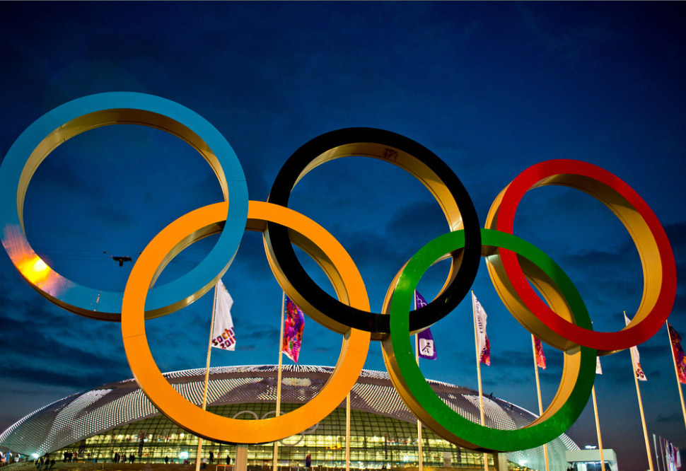 Anneaux olympiques Sculpture avec les anneaux olympiques devant le stade de Sotchi