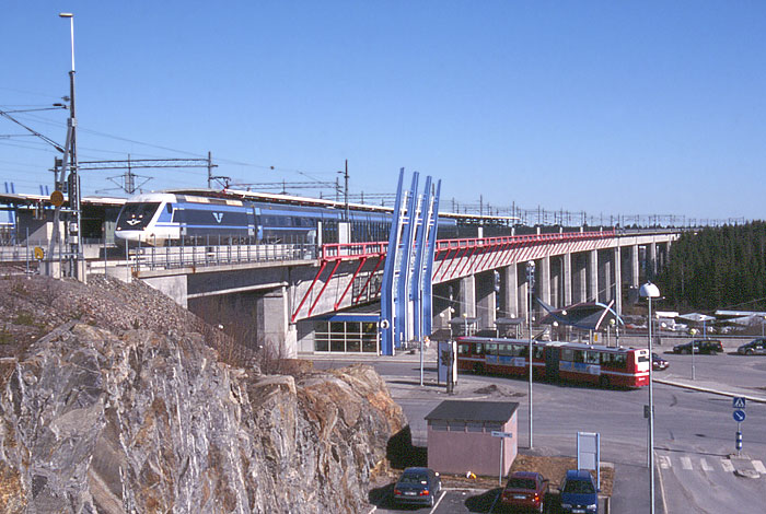 An X2000 train stopping at Södertälje Syd station located on Igelsta bridge 